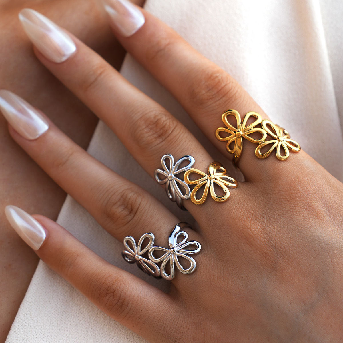 Annie Two Tone Flowers Ring